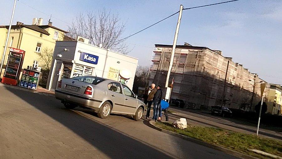 Dziwnie zaparkowany samochód na stacji benzynowej - później się okazuje, że gość w coś trafił i rozwalił sobie przód