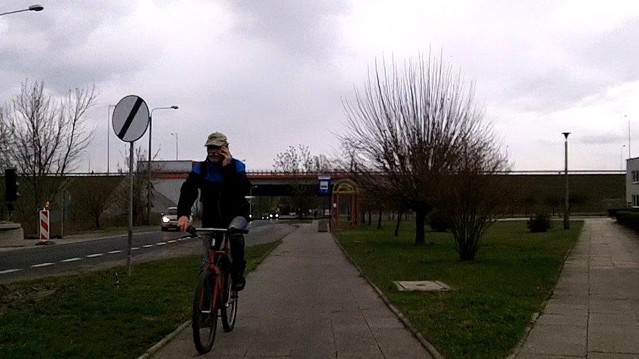 Nienawidzę gadania na rowerze przez komórkę... nie w taki sposób, chwila zagapienia... i... może się wszystko zdarzyć