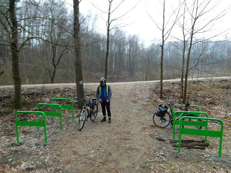 Postój przy Cmentarzu wojenny - Markajmy - szlak Green Velo