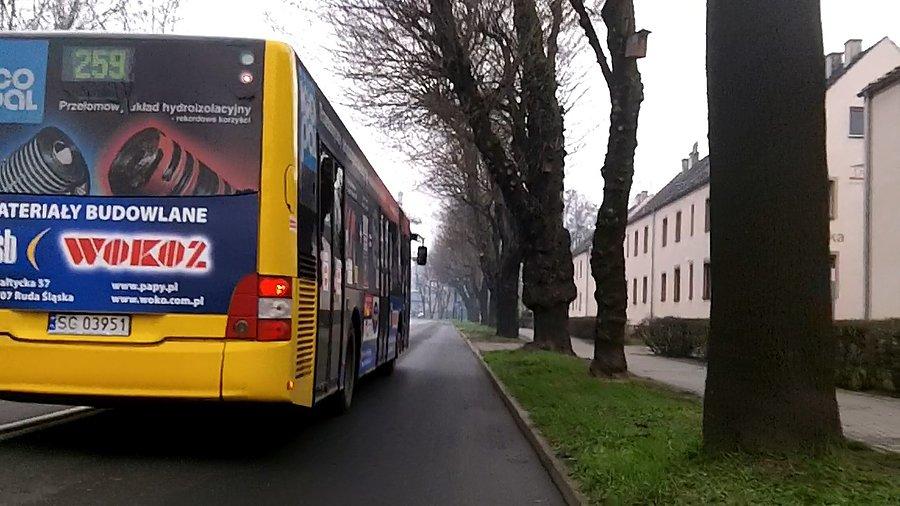 Wyprzedzający mnie autobus