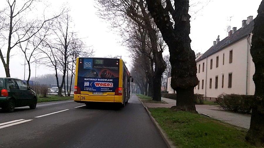 Po chwili orientuję się, że na 3-go wyprzedza jakiś kretyn
