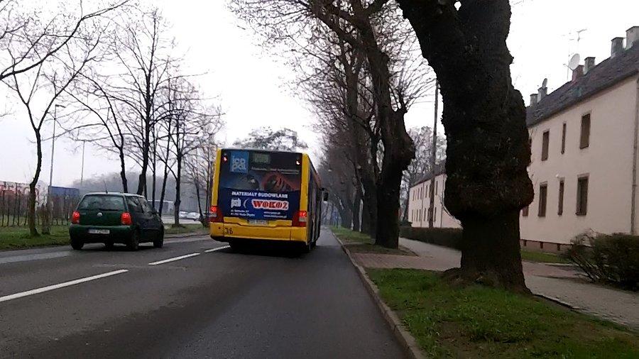 Dobrze, że nic nie jechało... a gość pędził grubo powyżej 60