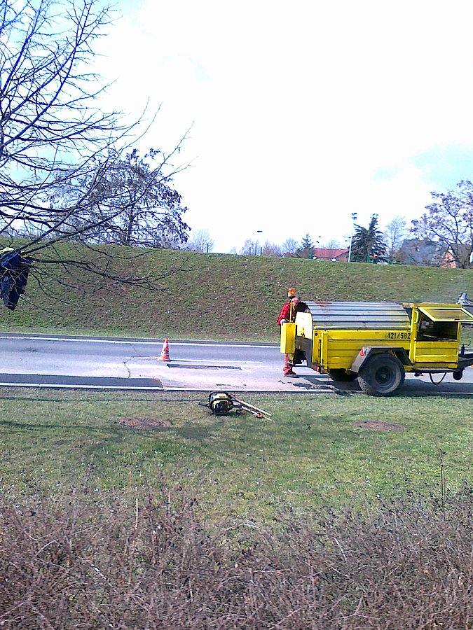 Tutaj łatają dziury w asfalcie