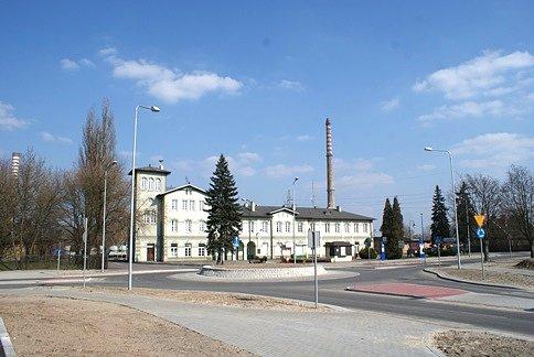 Dworzec PKP Tomaszów widziany z nowo wybudowanej ulicy Chopina