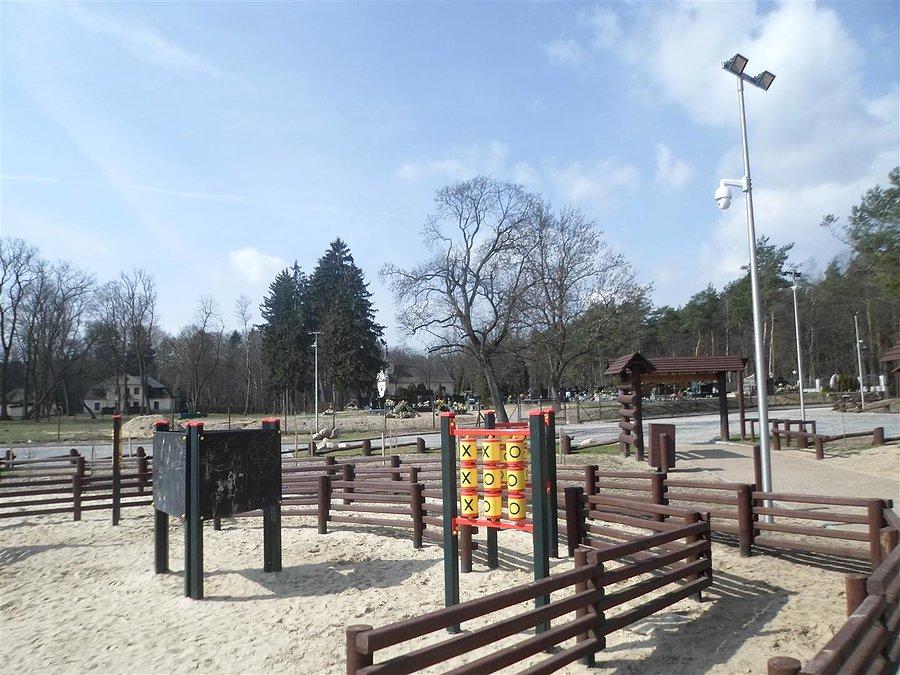 Przycmentarny plac zabaw na Polanie Lipków