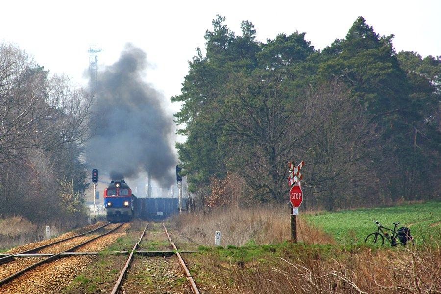 M62-1202 wspomagany przez Ls800-8951 odjeżdża z Twardawa po przepuszczeniu osobowego do Brzegu