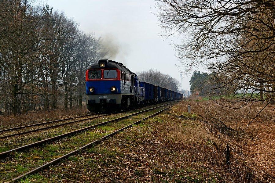 M62-1202 i Ls800-8951 z węglarkami podążają do Warszawy