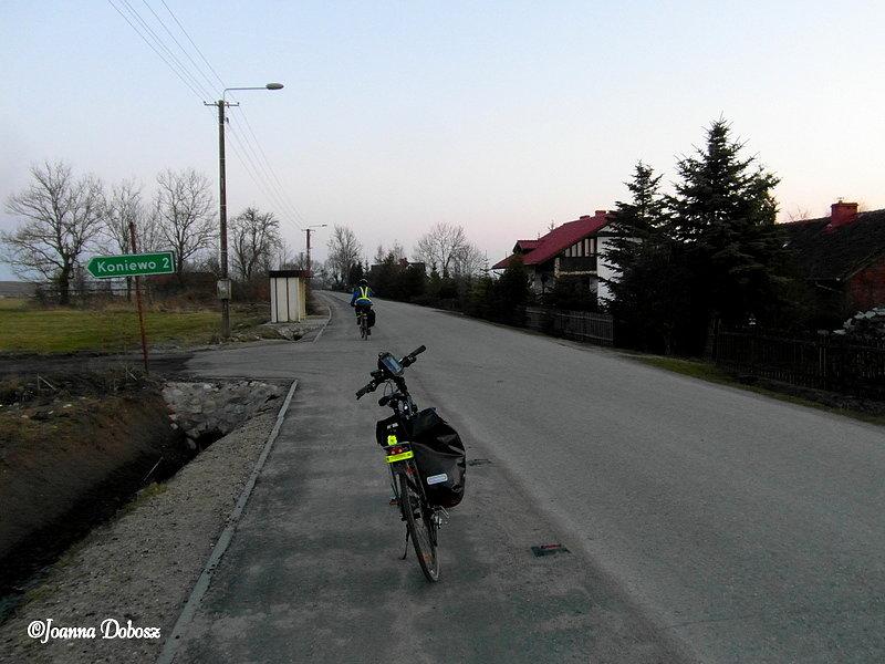 Kawałek pobocza wydzielony dla rowerzystów- Wielochowo