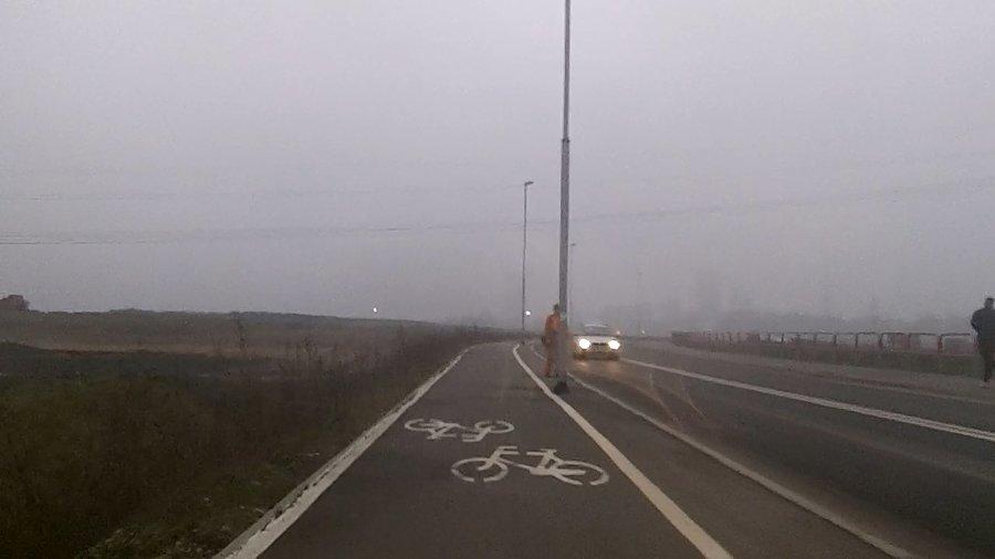 Kopalnię ledwo widać, za to za latarnią ktoś się ukrywa ;)