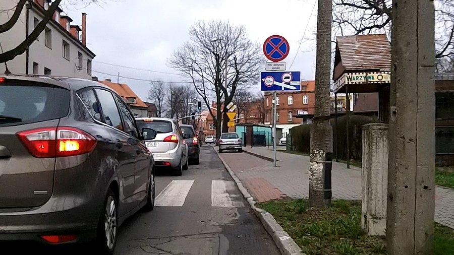 W życiu nie widziałem tu więcej niż 2 samochody.. co jest?