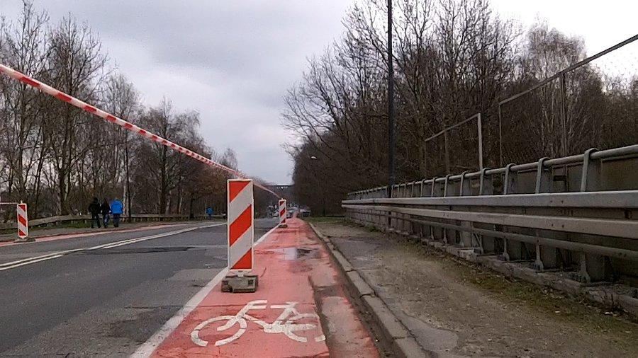 Zasieki na wiadukcie