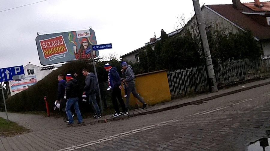 Zdążający na stadion Górnika Zabrze kibice