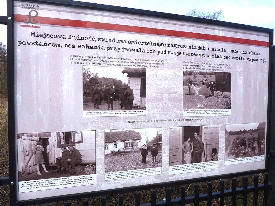 Fragment wystawy plenerowej w Wierszach (KPN) poświęconej Rzeczypospolitej Kampinoskiej i walkom z 1944 r