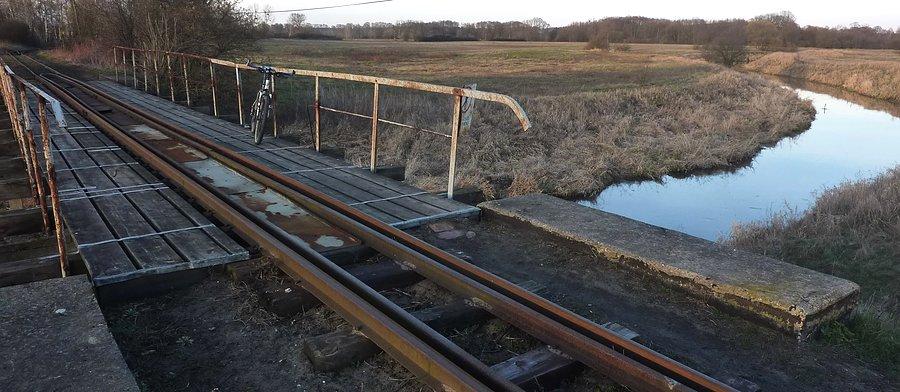 Mostek wąskotorówki nad Łasicą. "Pozdro dla kumatych" ;)