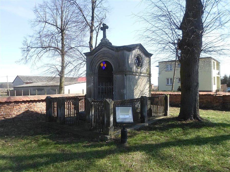 Kaplica nagrobna w Zawadach