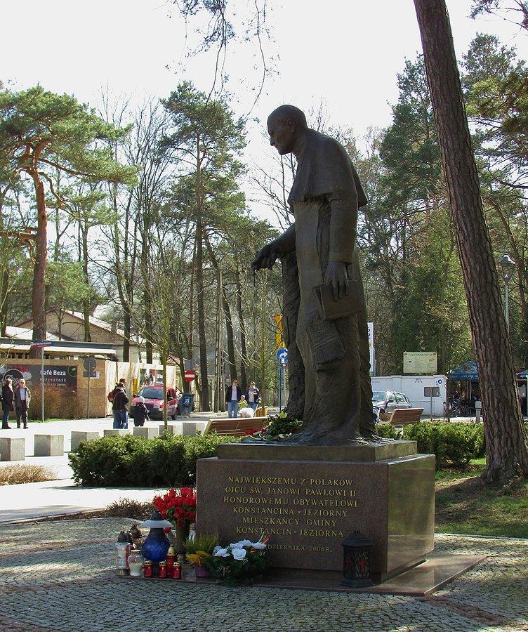 Park Zdrojowy w Konstancinie - pomnik JPII