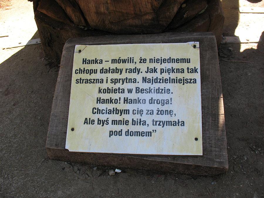 Hanka - beskidzki archetyp współczesnej feministki, rzeźbiarz zadbał o szczegóły i nie zapomniał o wąsach