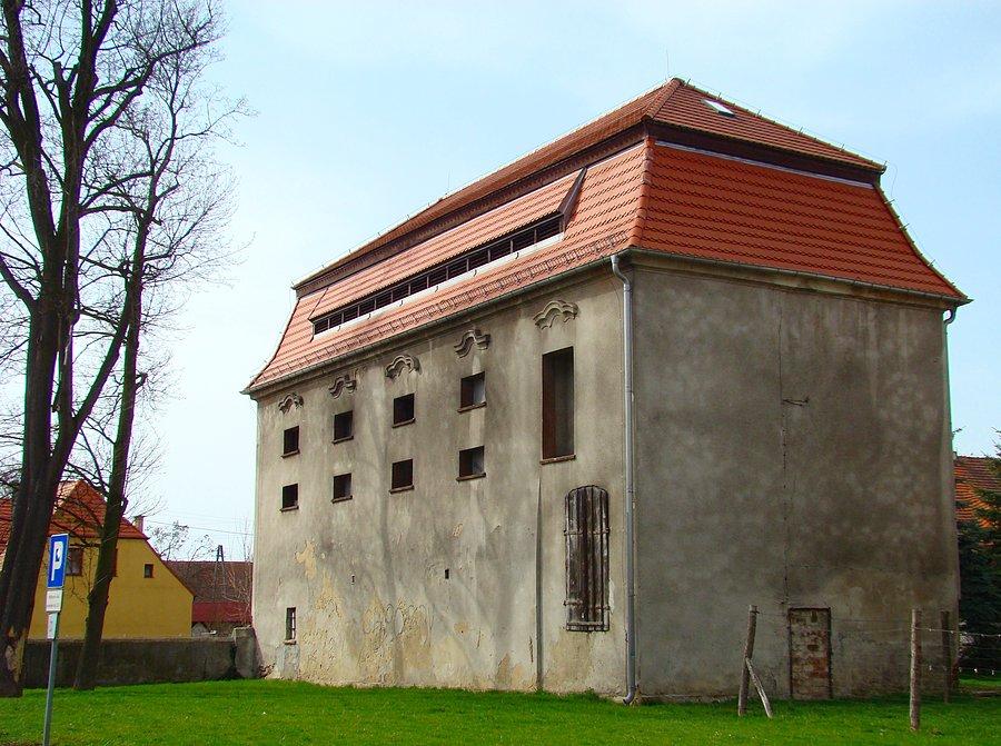 Barokowy spichlerz z XVII w. w Grębocicach