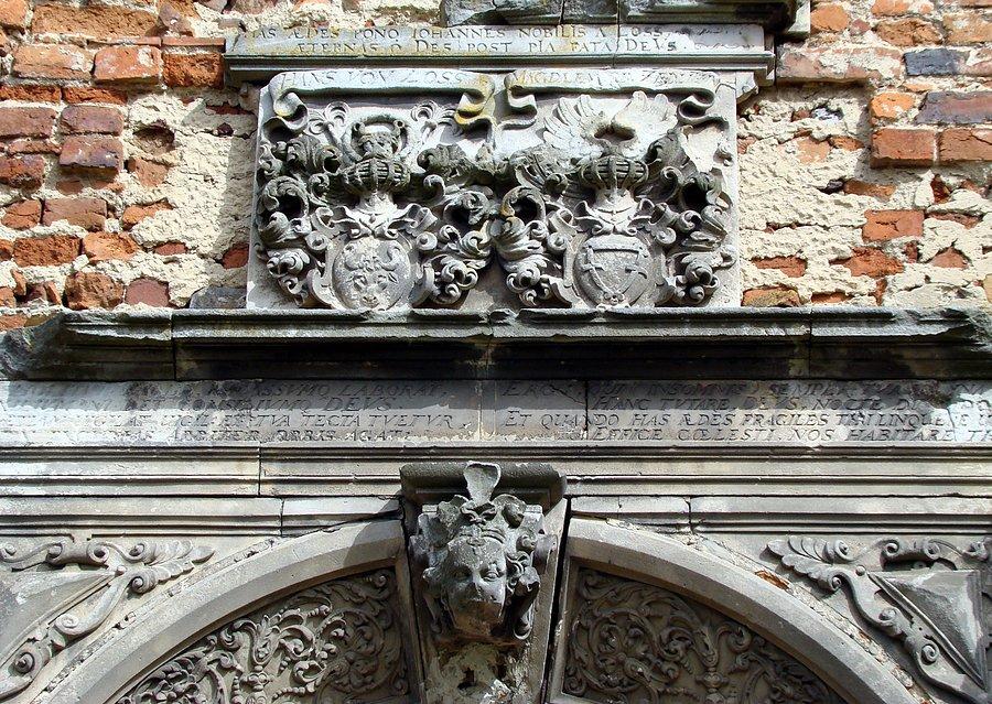 Tarcze herbowe właścicieli pałacu w Grębocicach Hansa von Loss i Magdalem Zedlitz