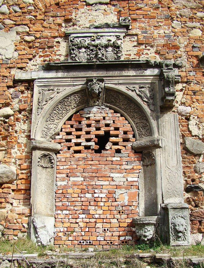 Bogato zdobiony portal - dawne wejście do pałacu w Grębocicach