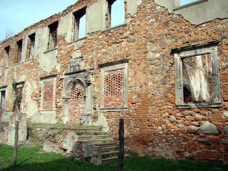 Grębocice - ruina pałacu wzniesionego w 1609 r. dla rodu von Loss
