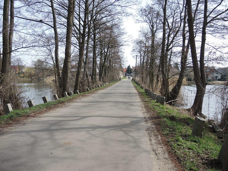 Grobla między dwoma jeziorami