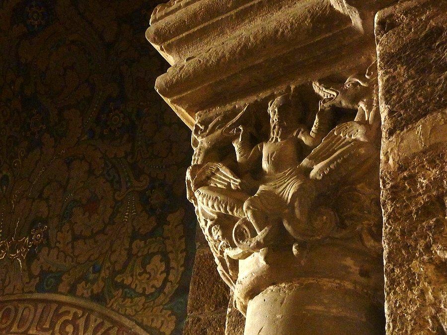Kapitel z przedstawieniem herosa ujarzmiającego dwa smoki. Fragment portalu romańskiego (XII w.)