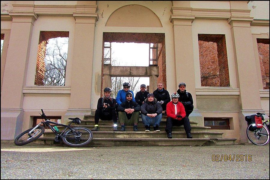 Grupowo pod pałacem w Żmigrodzie