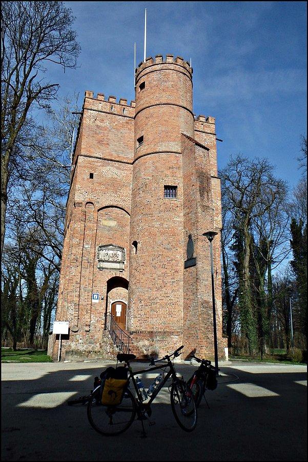 Zabytkowa wieża w Żmigrodzie