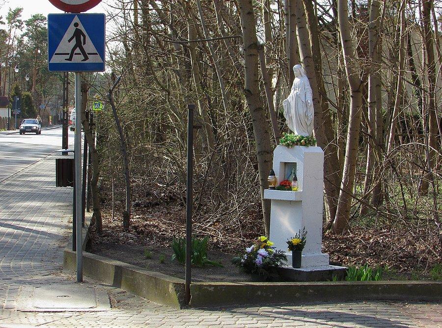 Skolimów - kapliczka na ul. Środkowej