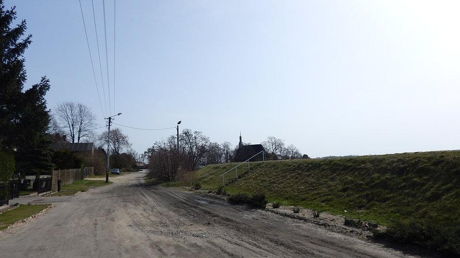 Rogalinek (w tle kościół)