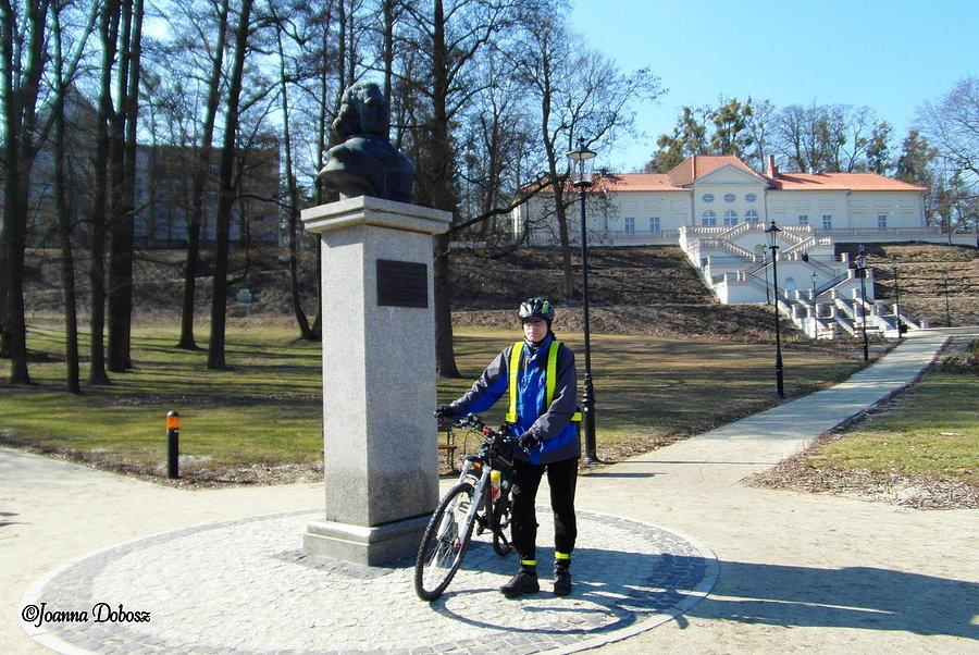 W tle oranżeria Krasickich