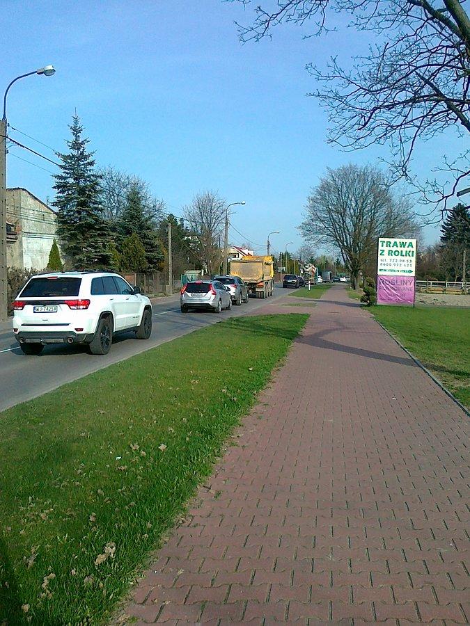 Sznur aut w stronę Warszawy, chociaż to godziny powrotu z pracy