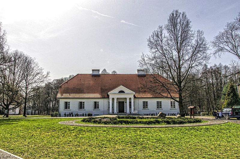 Klasycystyczny dwór w Byszewach z w XIX wieku, wzniesiony przez Teodora Plichtę