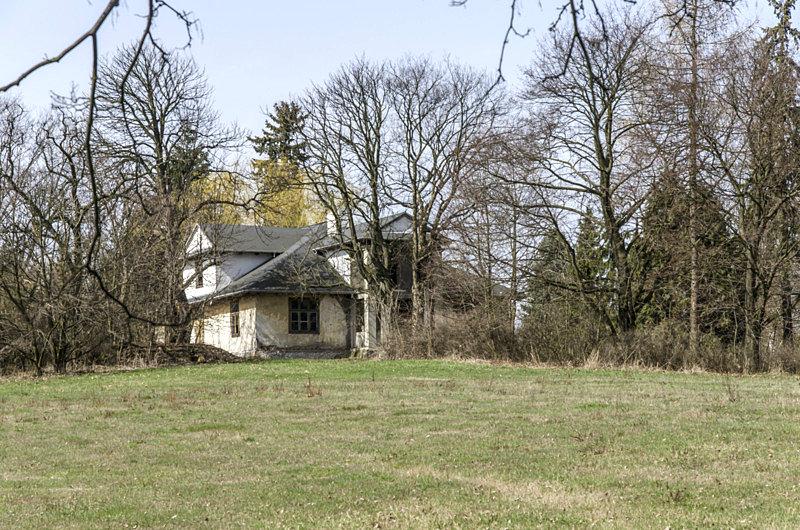 Zniszczony dworek w Buczku z XXw