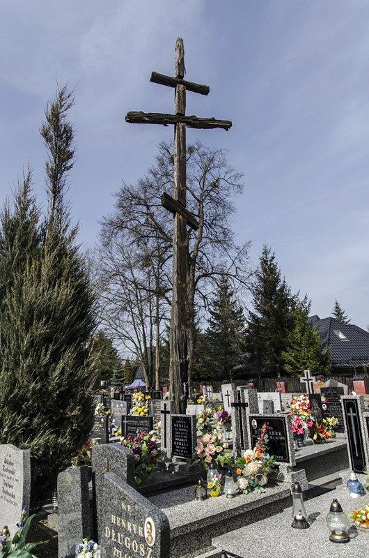 Drewniany krzyż prawosławny na cmentarzy w Brzezinach - jedyna pozostałość po kwaterze wojennej