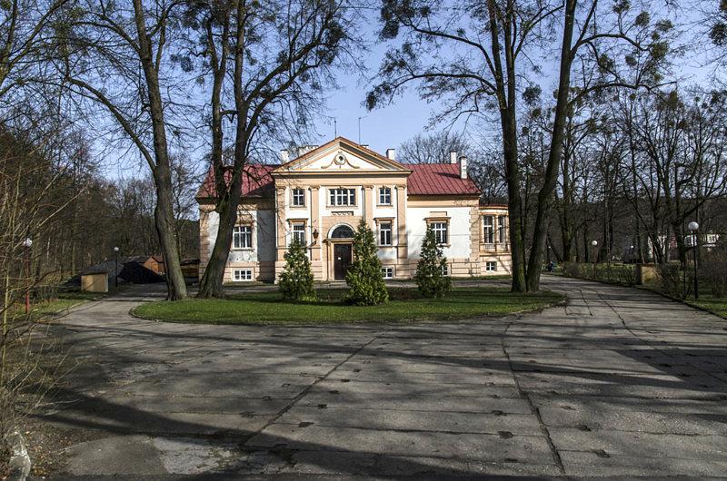 Tworzyjanki - dworek z XIX i XXw - obecnie dom pomocy społecznej