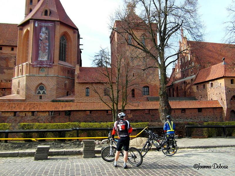 Figura malborskiej Madonny szczelnie zakryta