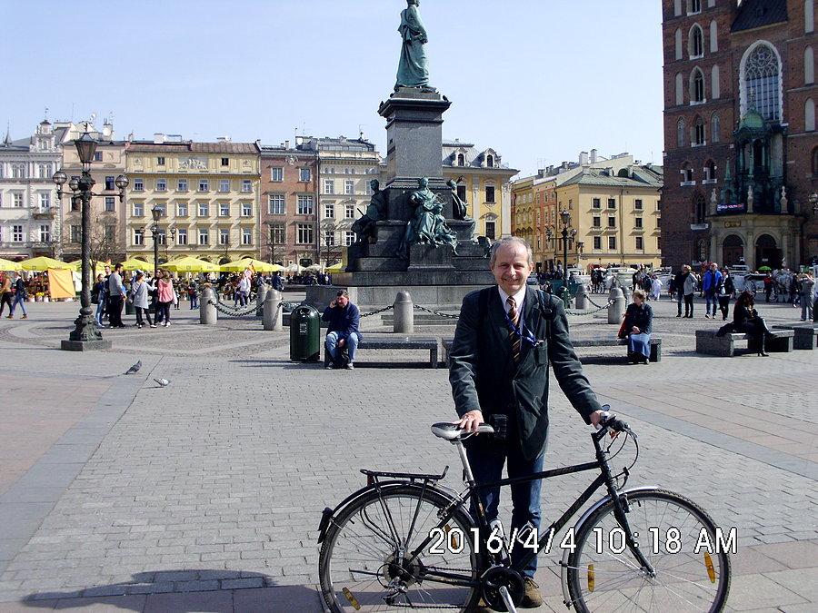 Z pomnikiem Adama Mickiewicza i Kościołem Mariackim w tle