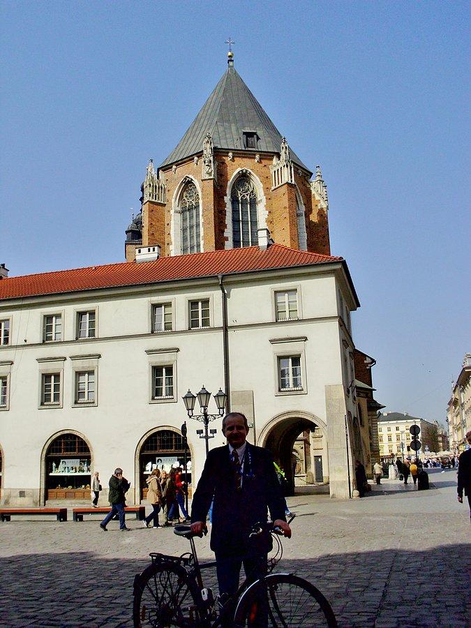 Na Małym Rynku w Krakowie - z absydą Kościoła Mariackiego w tle