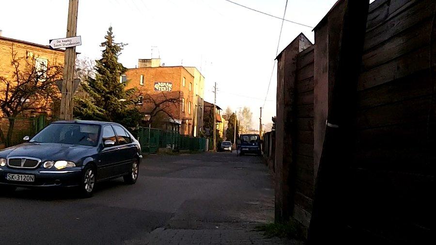 Gość wyjeżdżał z dość dużą prędkością z podporządkowanej, prawie przywalił w samochód jadący główną drogą
