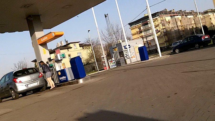 Skrót przez stację benzynową ;)