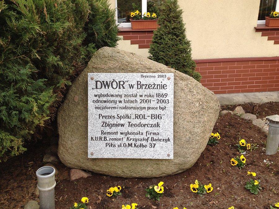 Dwór w Brzeźnie - tablica pamiątkowa