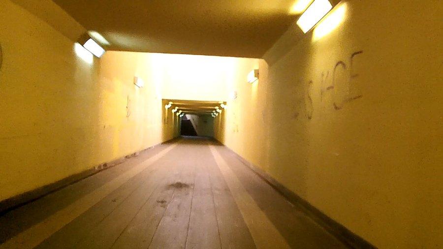 Tunel pod torowiskiem