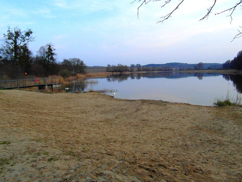 Plaża nad jeziorem Rokickim