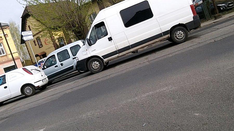 Ktoś na mnie zerka z samochodu