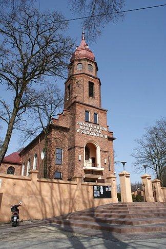 Przed Sanktuarium MB Skoszewskiej z 1934-36r