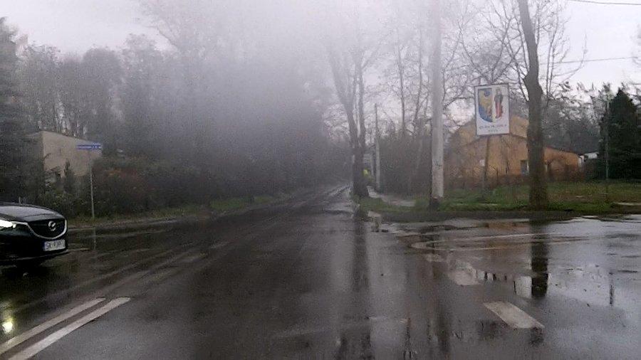 Zatrzymał się tuż przez skrzyżowaniem (jechał na podporządkowanej)