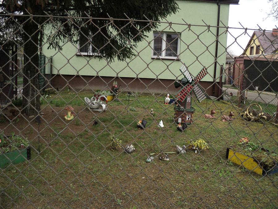 W ogródku w tym roku bałwanków nie było, teraz zamieszkały zwierzątka i Indianin Vinetu :)