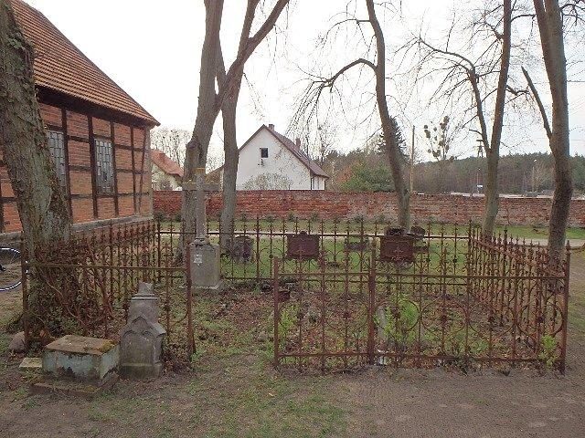 Cmentarz w sąsiedztwie kościoła